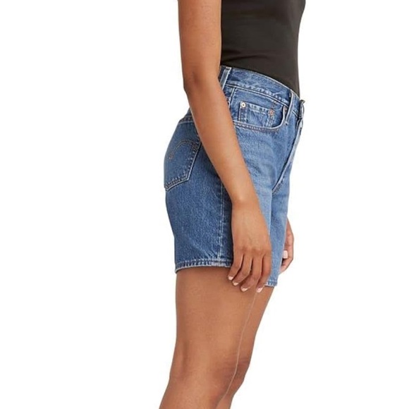 Levi's Women's 501 Mid Thigh Short in Oxnard Choice Medium Indigo Womens 28 - Picture 2 of 7
